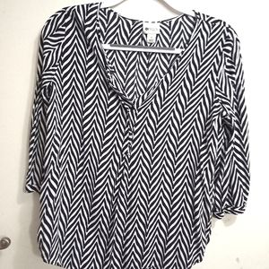 Stylus shirt. size small. White and black